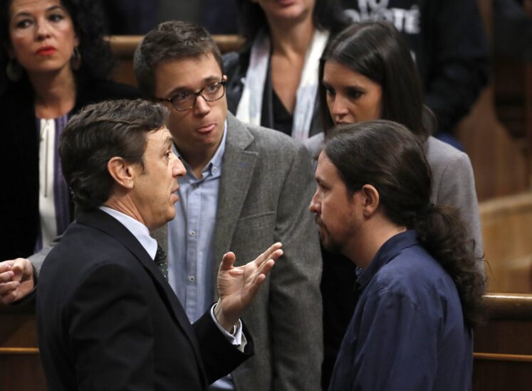 Íñigo Errejón, Irene Montero y Pablo Iglesias discuten con Rafael Hernando.