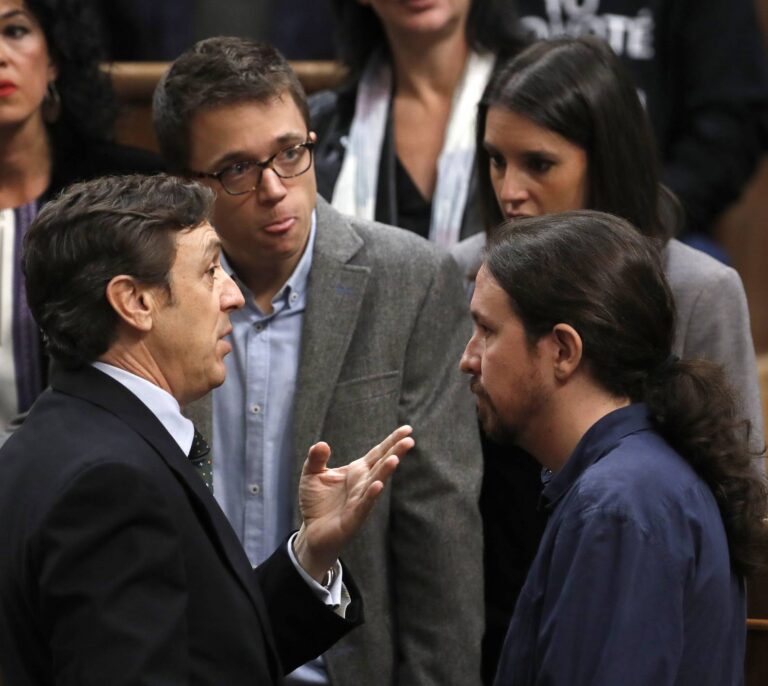 Iglesias aprovecha el pacto entre PP y PSOE para reivindicarse como única oposición