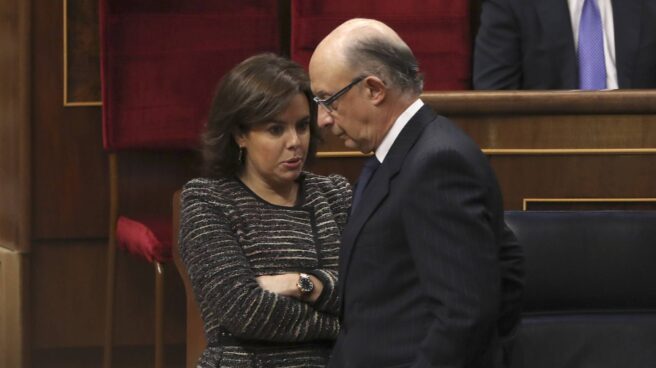 La vicepresidenta del Gobierno, Soraya Sáenz de Sanatamaría, habla con Cristóbal Montoro, ministro de Hacienda y Función Pública