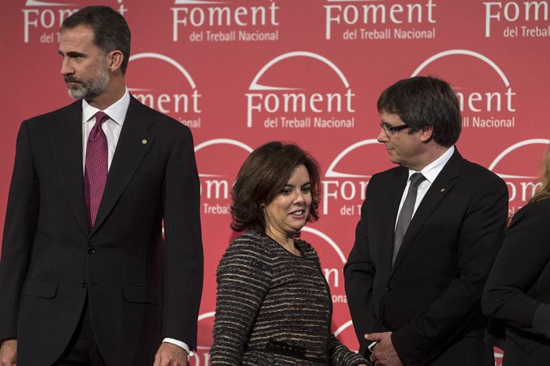 felipe_santamaria_puigdemont El Rey Felipe, Soraya Sáenz de Santamaría y Carles Puigdemont.