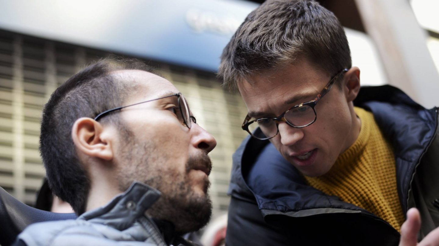 Pablo Echenique e Íñigo Errejón conversan, este sábado, durante un acto de protesta contra la pobreza energética.