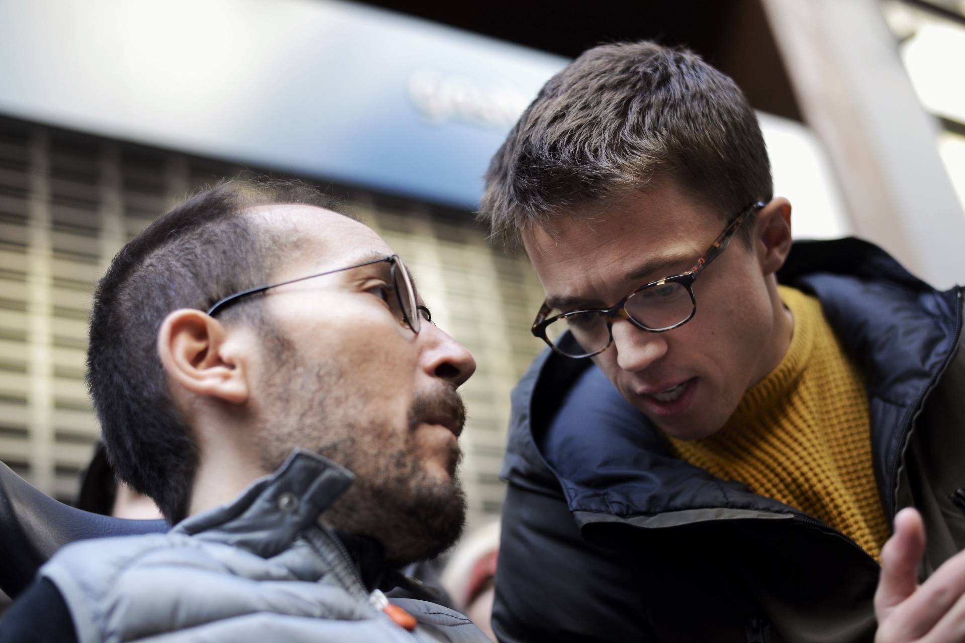 Pablo Echenique e Íñigo Errejón conversan, este sábado, durante un acto de protesta contra la pobreza energética.