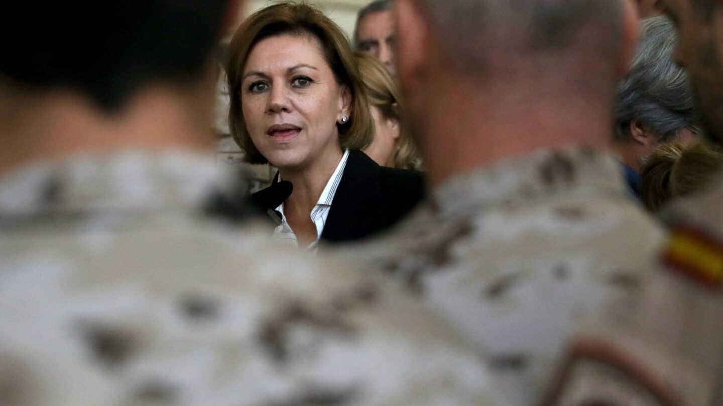 María Dolores de Cospedal en una reciente visita a las tropas en Sicilia.