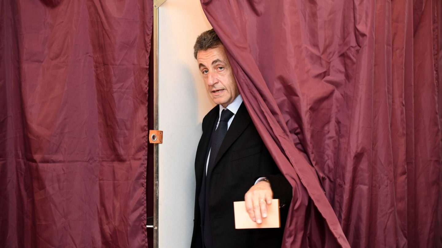 Nicolas Sarkozy, esta mañana en su colegio electoral.