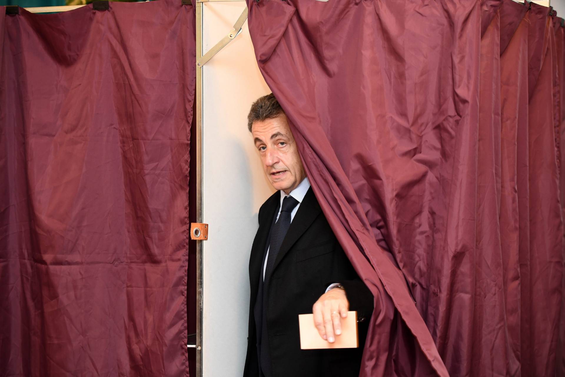 Nicolas Sarkozy, esta mañana en su colegio electoral.