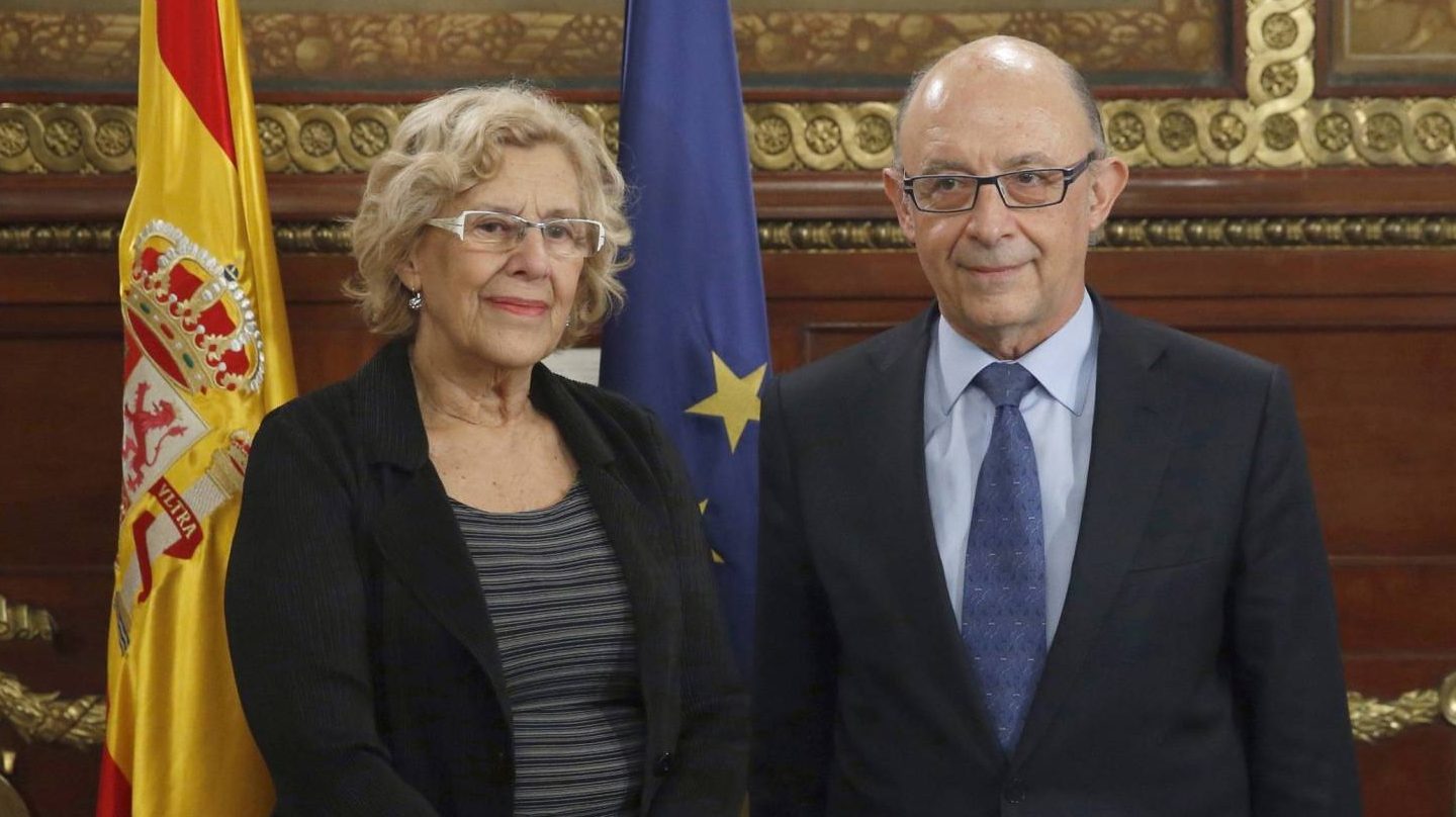 La alcaldesa de Madrid, Manuel Carmena, junto al ministro de Hacienda, Cristóbal Montoro.