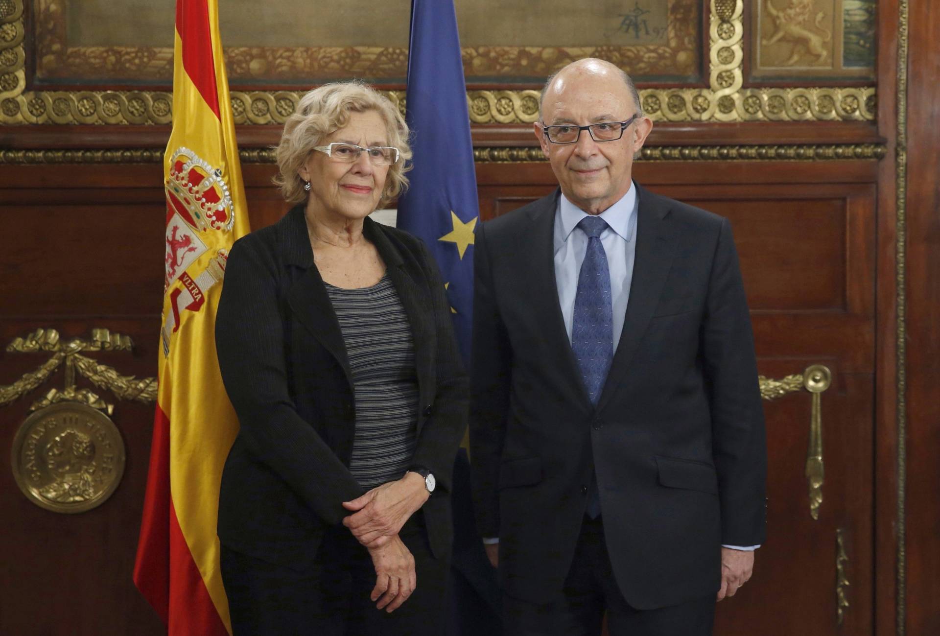 La alcaldesa de Madrid, Manuel Carmena, junto al ministro de Hacienda, Cristóbal Montoro.