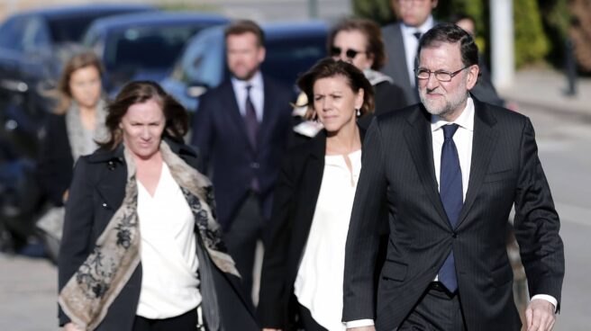 Mariano Rajoy, acompañado por María Dolores de Cospedal (c), y su esposa Elvira Fernández, a su llegada al Tanatorio Municipal de Valencia.