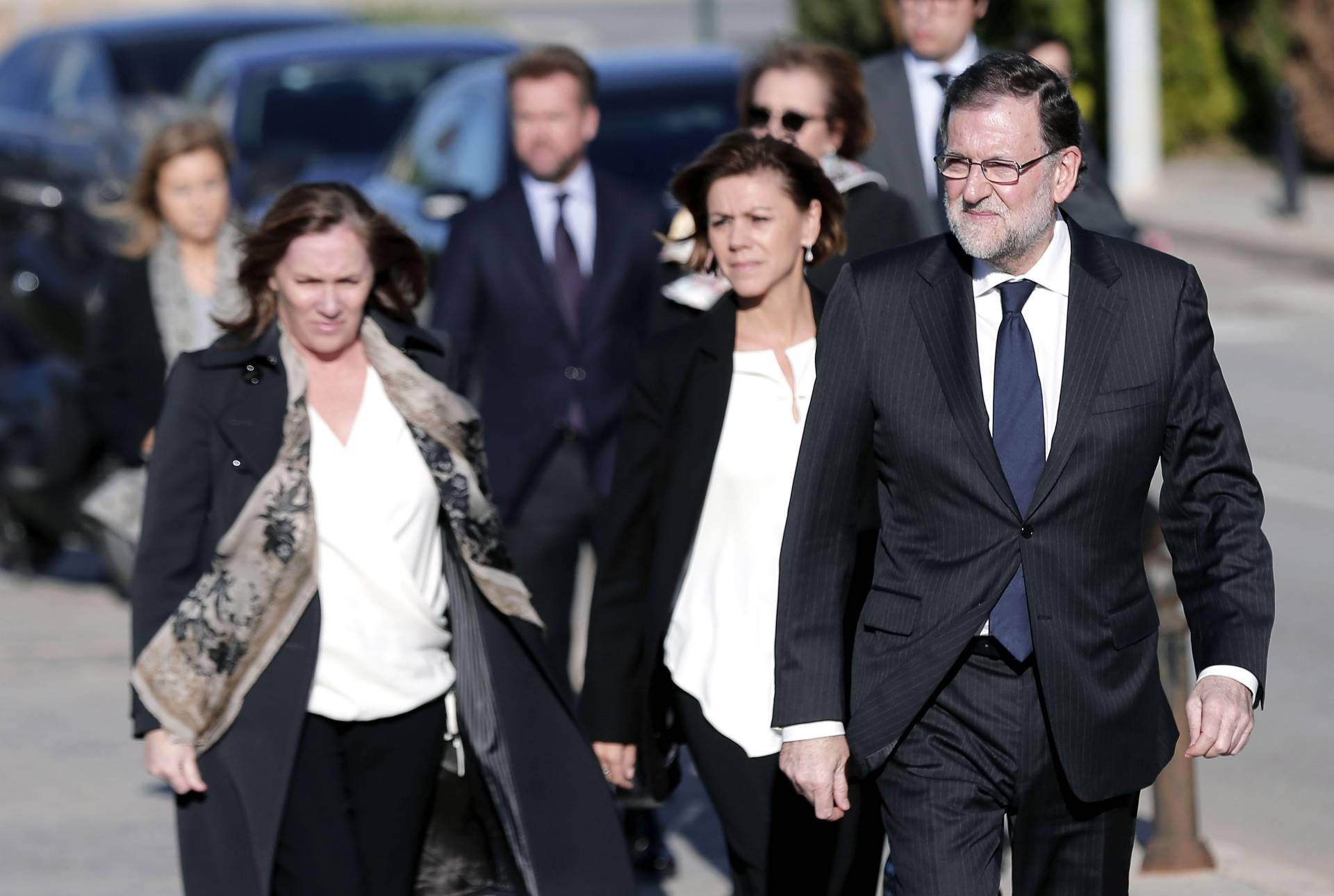 Mariano Rajoy, acompañado por María Dolores de Cospedal (c), y su esposa Elvira Fernández, a su llegada al Tanatorio Municipal de Valencia.