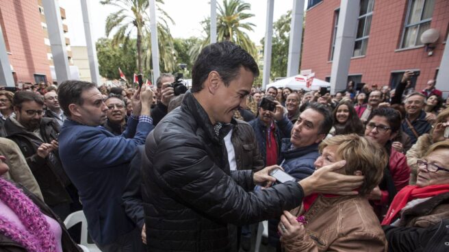 Pedro Sánchez reaparece en Valencia pidiendo un "congreso ya"