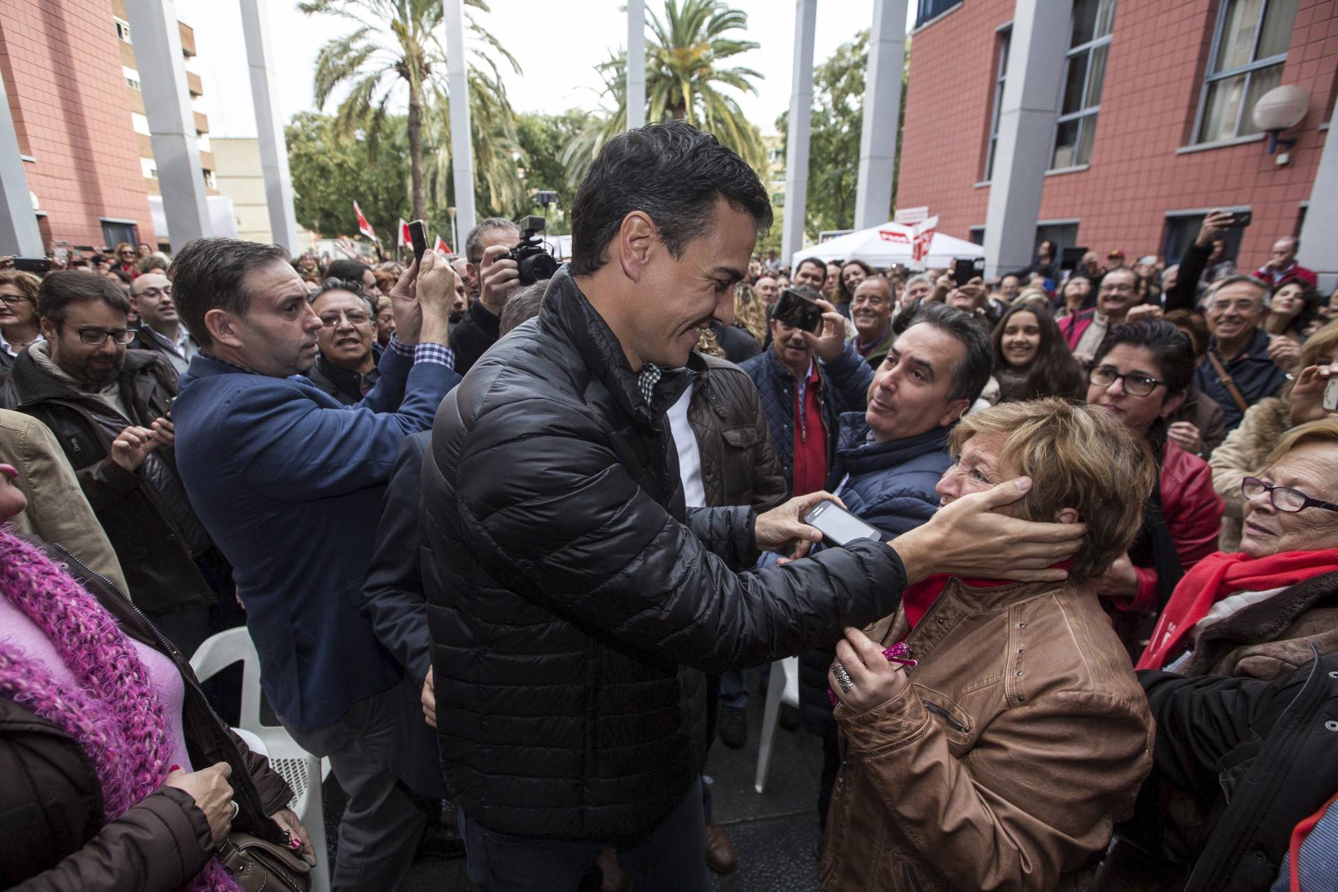 El ex secretario general de Pedro Sánchez, a su llegada a Xirivella, en Valencia.