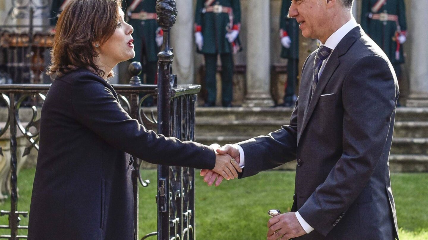 El lehendakari Iñigo Urkullu, saluda a la vicepresidenta Soraya Sáenz de Santamaría, tras jurar su cargo.