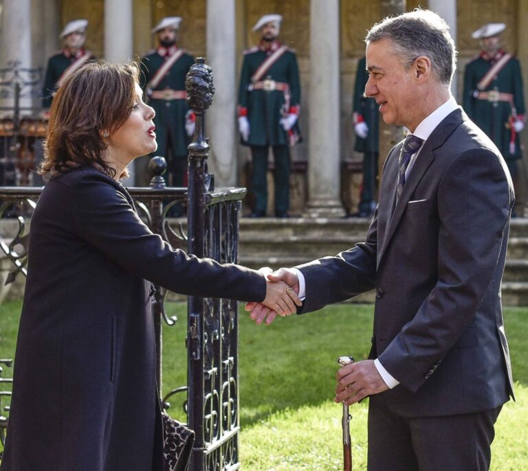 Rajoy accede a explorar la cesión de prisiones y seguridad social a Euskadi