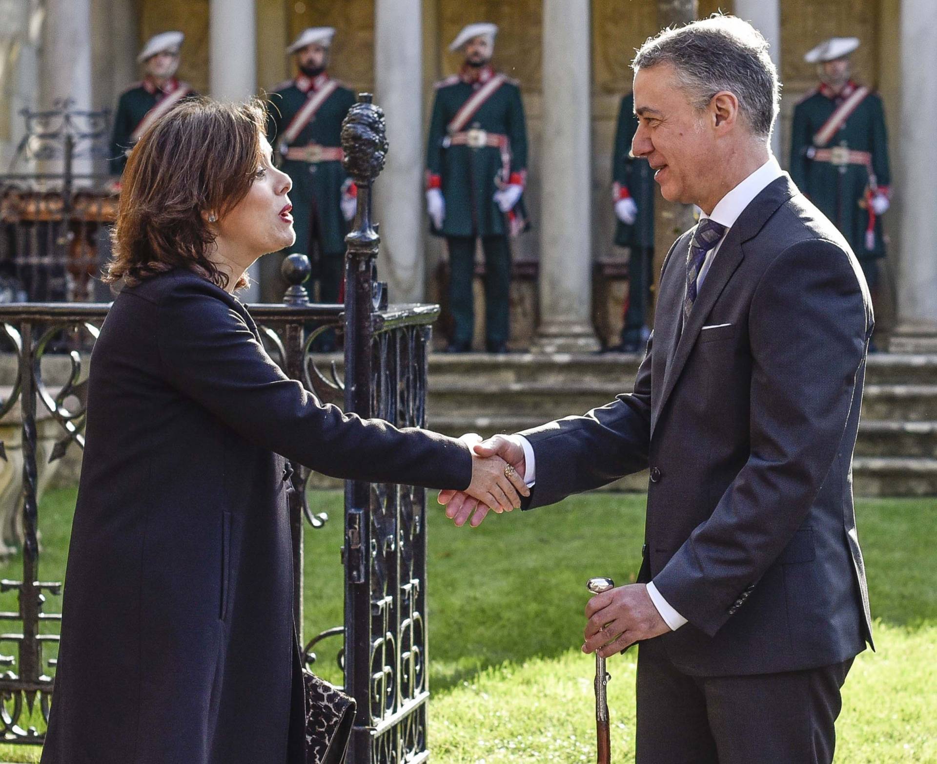 El lehendakari Iñigo Urkullu, saluda a la vicepresidenta Soraya Sáenz de Santamaría, tras jurar su cargo.