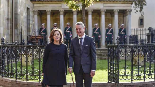 El lehendakari Iñigo Urkullu, posa junto a la vicepresidenta Soraya Sáenz de Santamaría, tras jurar su cargo.