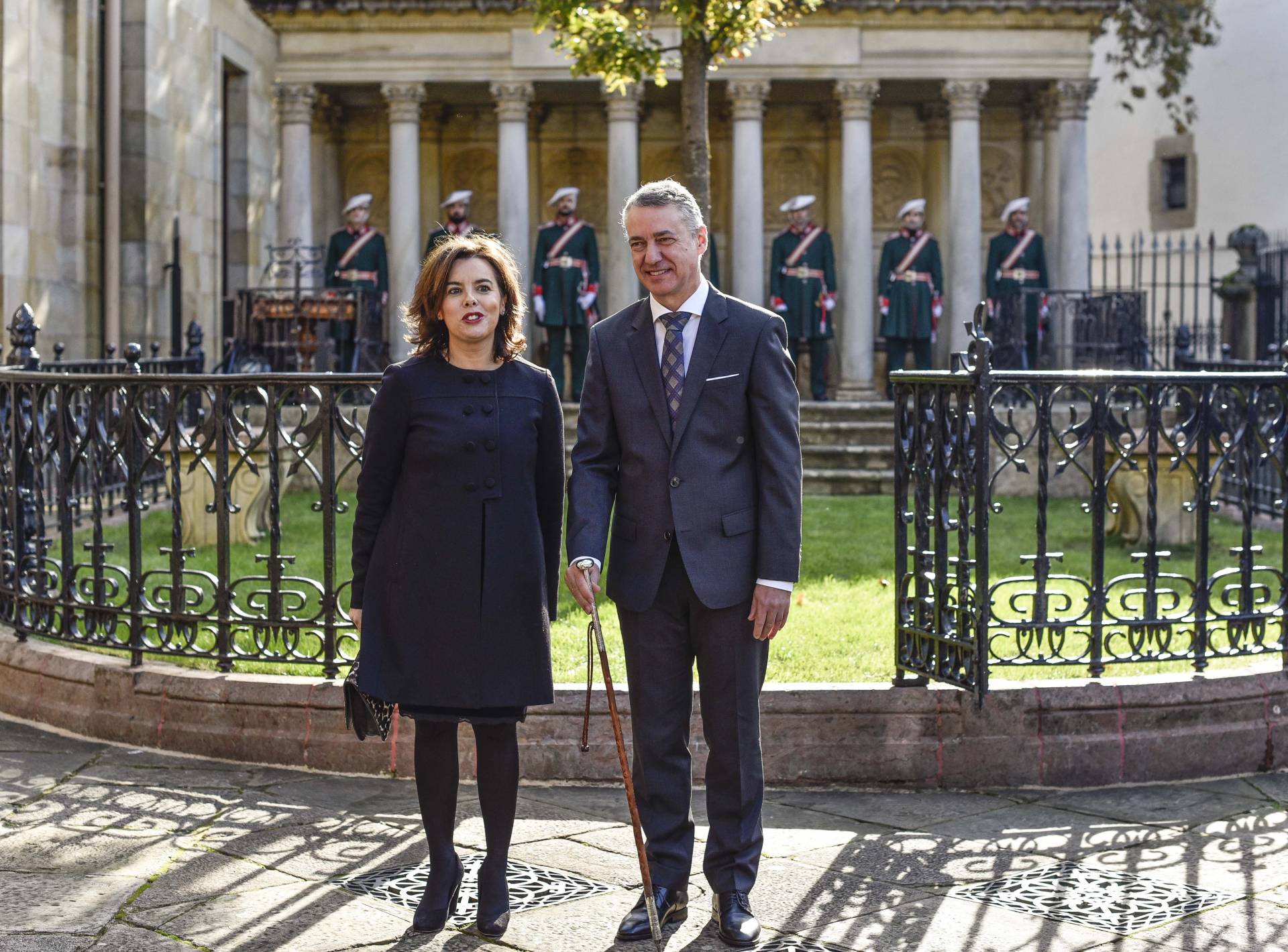 El lehendakari Iñigo Urkullu, posa junto a la vicepresidenta Soraya Sáenz de Santamaría, tras jurar su cargo.