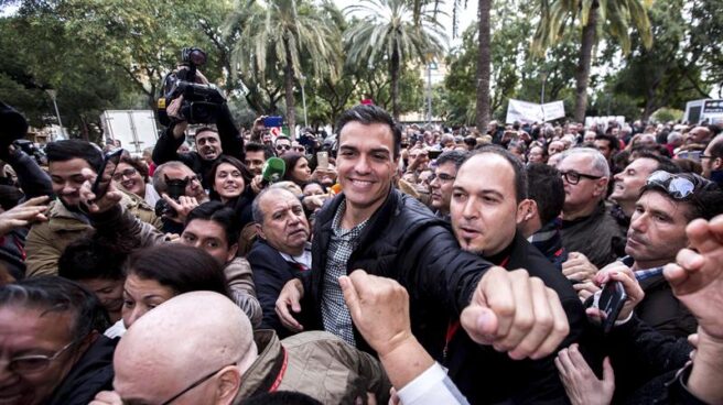 Pedro Sánchez, con militantes en Xirivella.