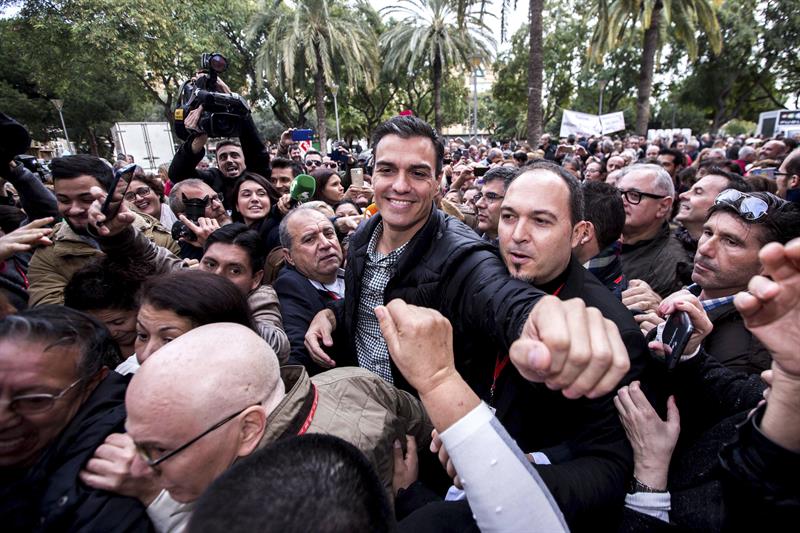 Pedro Sánchez, con militantes en Xirivella.