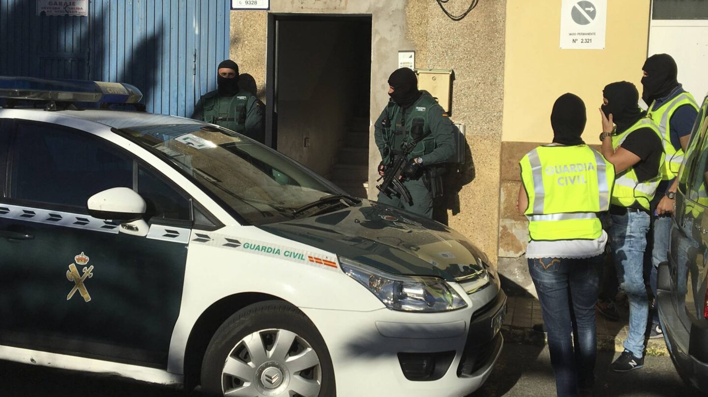 Un equipo de asalto de la Guardia Civil lleva a cabo una operación anti yihadista en Gran Canaria.