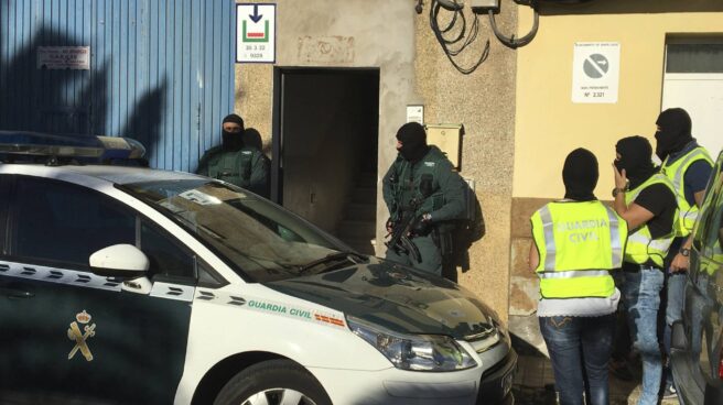Un equipo de asalto de la Guardia Civil lleva a cabo una operación anti yihadista en Gran Canaria.