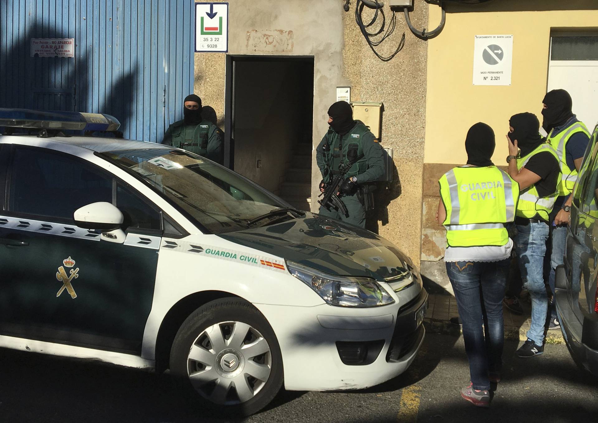 Un equipo de asalto de la Guardia Civil lleva a cabo una operación anti yihadista en Gran Canaria.