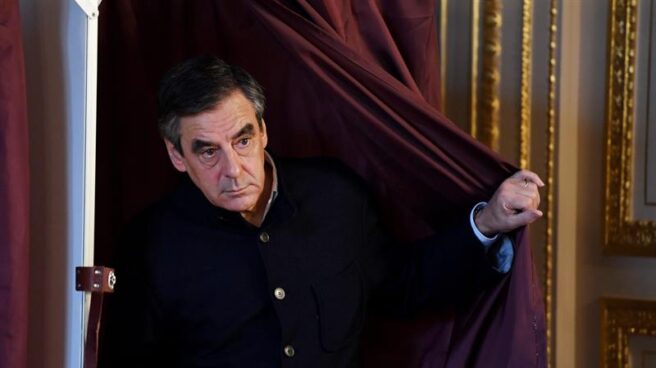 François Fillon El candidato de Los Republicanos, François Fillon, se dispone a votar en las primarias.