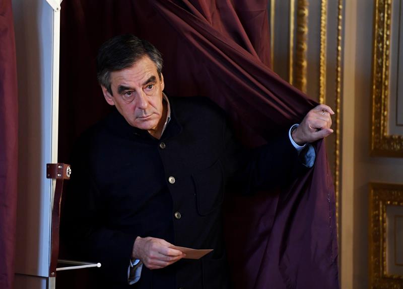 El candidato de Los Republicanos, François Fillon, se dispone a votar en las primarias.