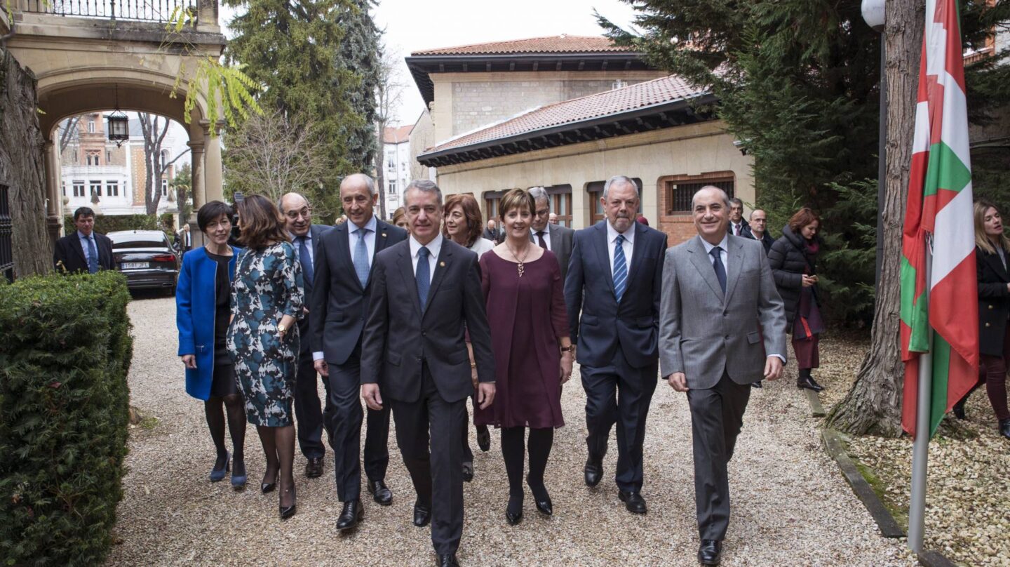 El lehendakari, Íñigo Urkullu, junto a los 11 consejeros del Gobierno Vasco, durante el acto de toma de posesión.