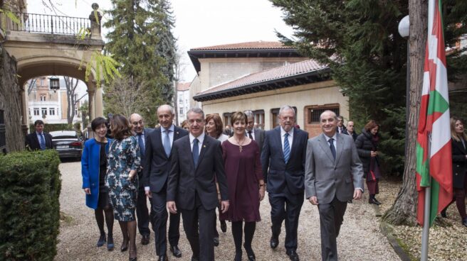 El lehendakari, Íñigo Urkullu, junto a los 11 consejeros del Gobierno Vasco, durante el acto de toma de posesión.