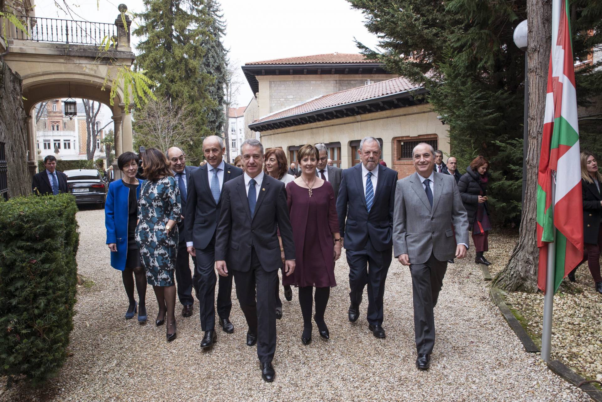 El lehendakari, Íñigo Urkullu, junto a los 11 consejeros del Gobierno Vasco, durante el acto de toma de posesión.