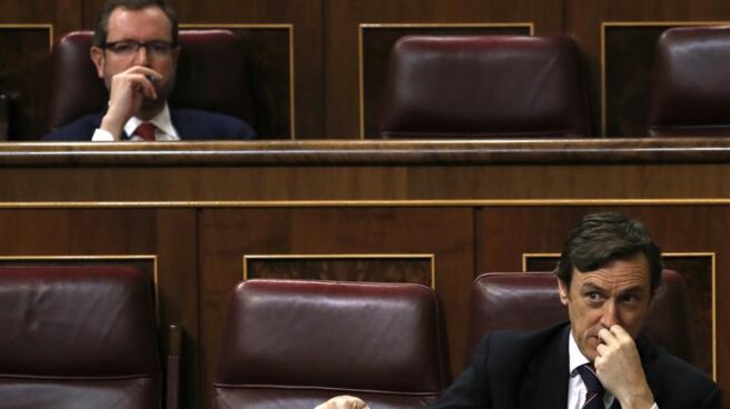 Rafael Hernando y Javier Maroto, en sus respectivos escaños.