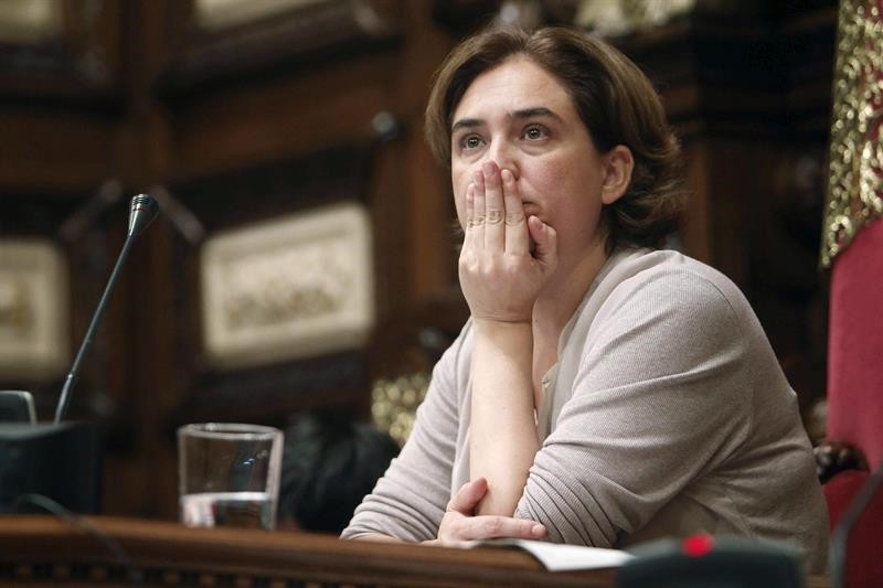 La alcaldesa de Barcelona, Ada Colau, durante una sesión del parlamento de la Ciudad Condal.