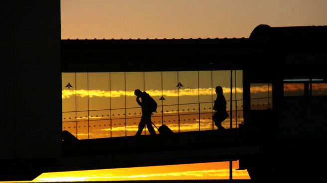 Un pasajero en una pasarela de acceso a un avión.