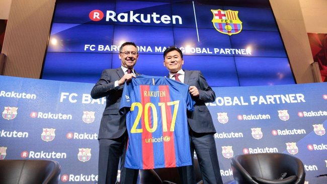 El presidente del Barcelona, Josep María Bartomeu (izq), junto al presidente de Rakuten, Hiroshi Mikitani, en la firma del acuerdo.