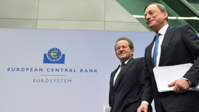 El presidente del Banco Central Europeo, Mario Draghi, (izq) junto al vicepresidente de la entidad, Vitor Constancio.