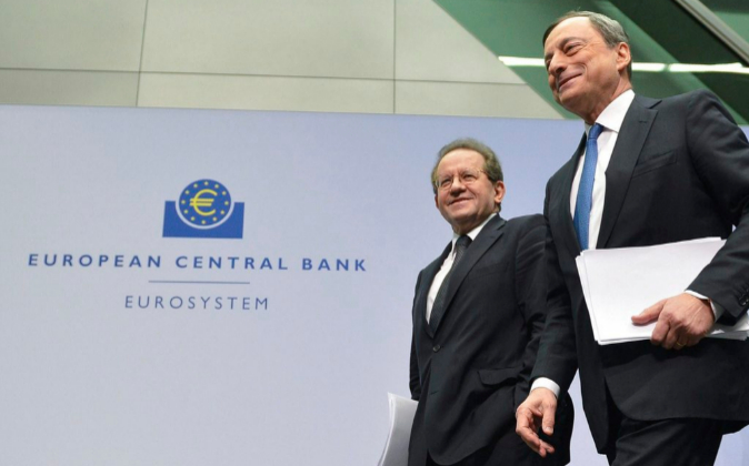 El presidente del Banco Central Europeo, Mario Draghi, (izq) junto al vicepresidente de la entidad, Vitor Constancio.