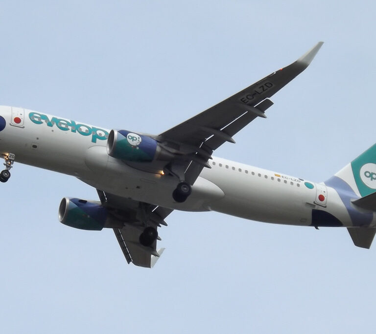 Barceló gana la batalla legal a Air Europa y se queda los vuelos para repatriar inmigrantes