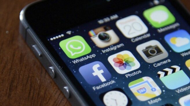 Facebook y Whatsapp Las aplicaciones de Whatsapp y Facebook en el teléfono móvil de un usuario.