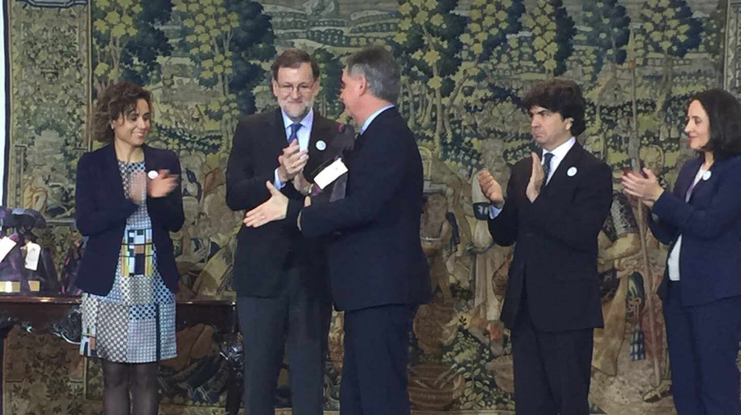 El presidente de Clece, Cristóbal Valderas Alvarado, recoge el galardón de manos del presidente del Gobierno, Mariano Rajoy.