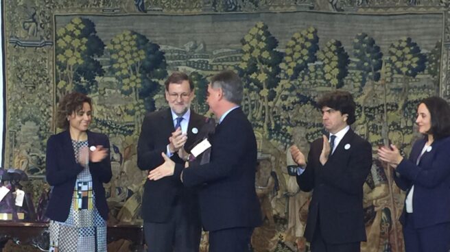 El presidente de Clece, Cristóbal Valderas Alvarado, recoge el galardón de manos del presidente del Gobierno, Mariano Rajoy.