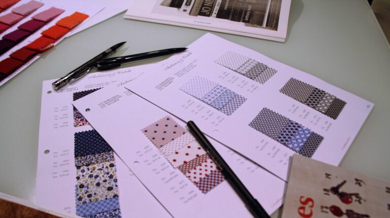 La elección de los tejidos es uno de los primeros pasos a la hora de diseñar una corbata.