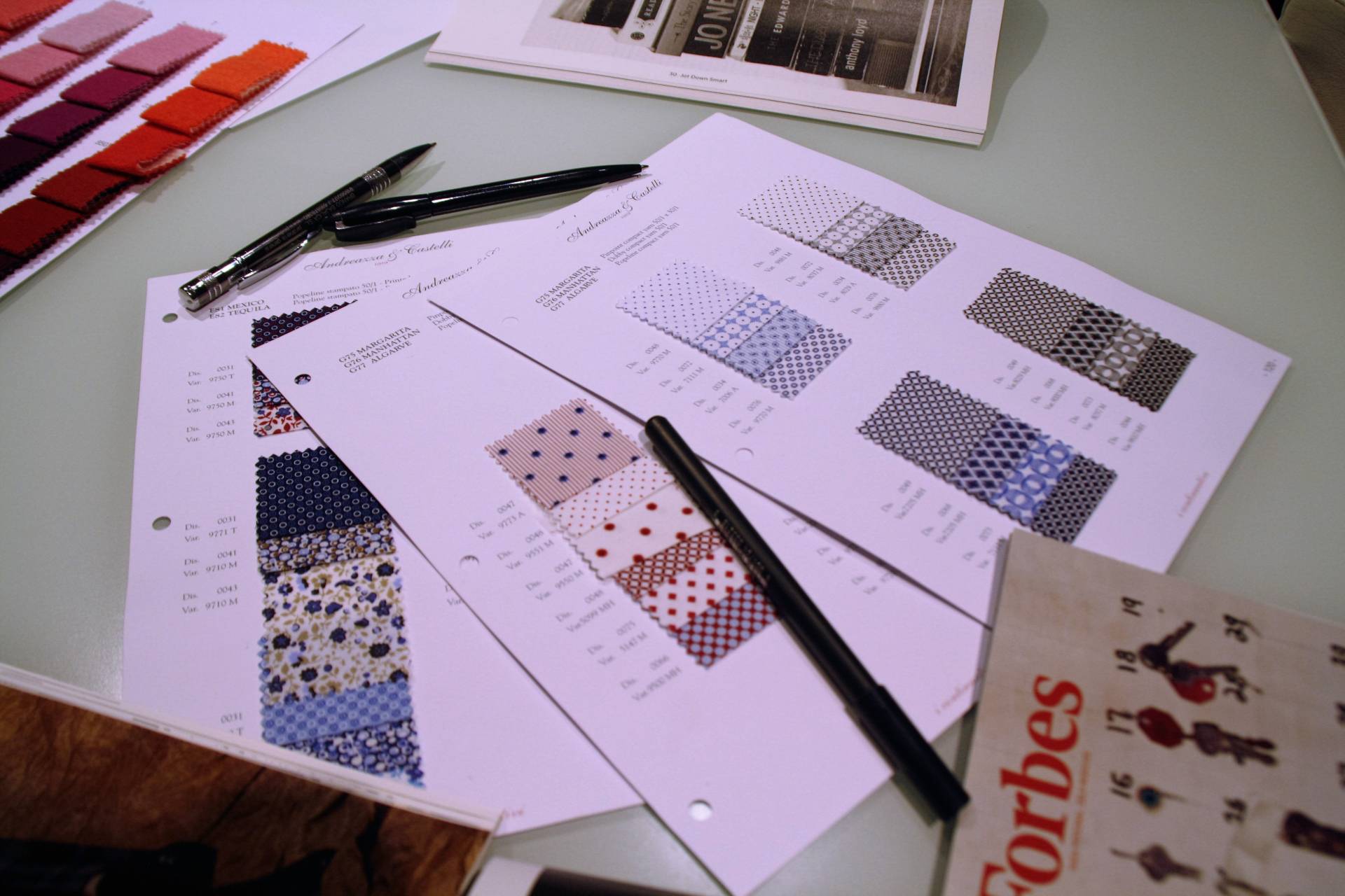 La elección de los tejidos es uno de los primeros pasos a la hora de diseñar una corbata.