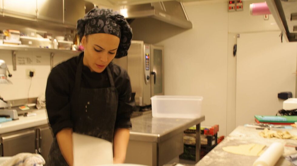 Una cocinera trabaja exclusivamente con las empanadas.