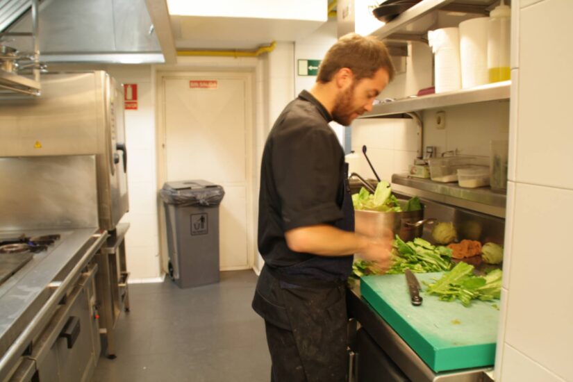 Las verduras se cortan cuando van a entrar en la olla.