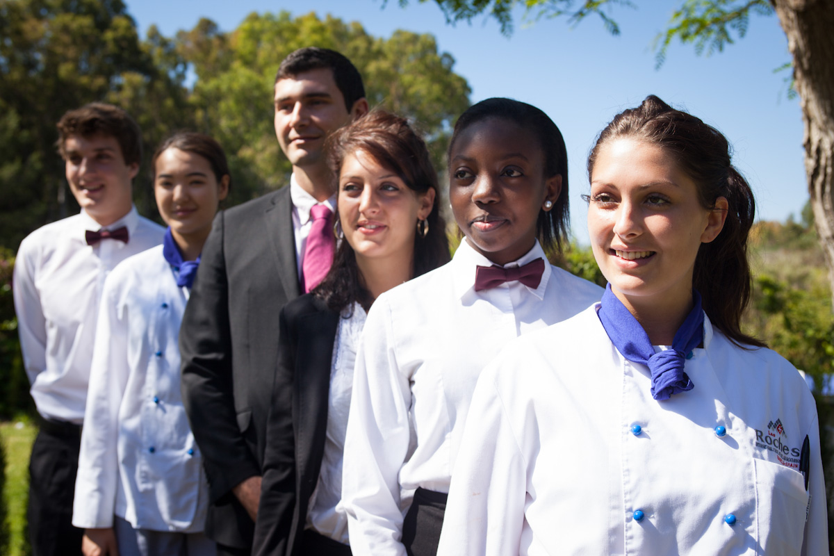 Los alumnos de Les Roches Marbella vestidos con sus uniformes.