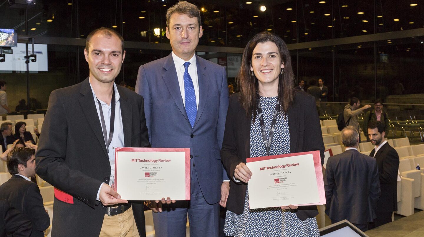 Javier Jiménez, a la izquierda, junto a la ganadora del premio innovador social, Esther García.