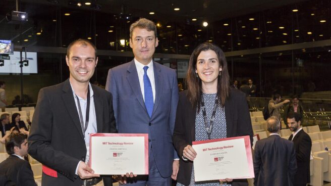 Javier Jiménez, a la izquierda, junto a la ganadora del premio innovador social, Esther García.