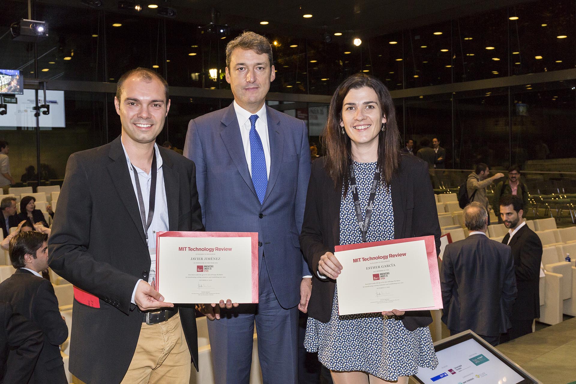 Javier Jiménez, a la izquierda, junto a la ganadora del premio innovador social, Esther García.