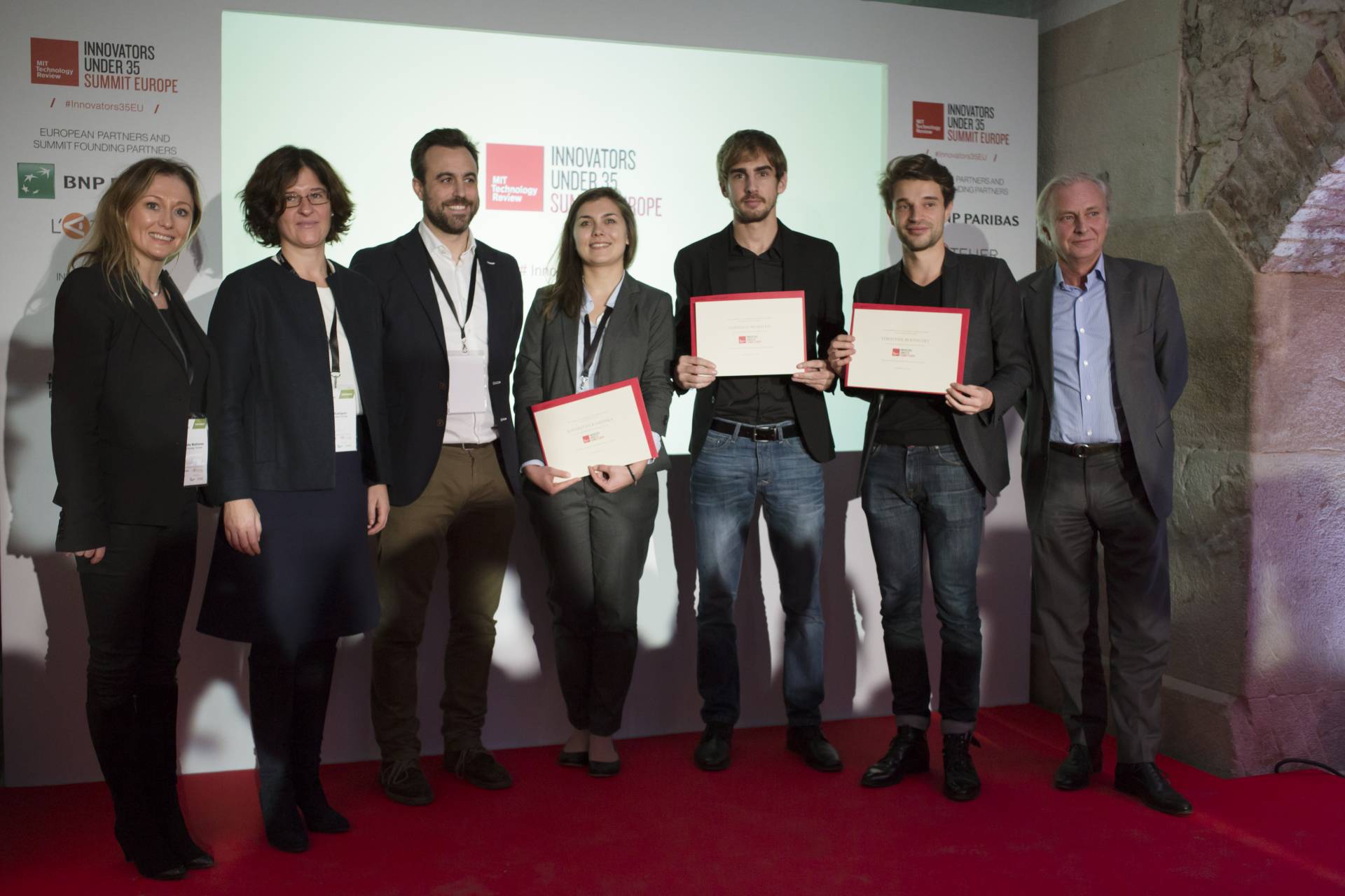 El español Gonzalo Murillo, tercero por la derecha, posa con su reconocimiento.