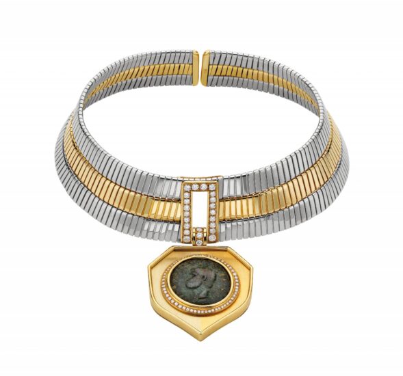 Gargantilla (1972) en oro en dos colores con moneda de bronce del Imperio Romano y diamantes.